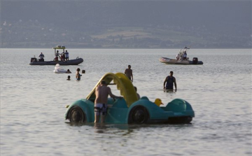 Világháborús gránátot találtak a Balatonban, elszállították a tűzszerészek