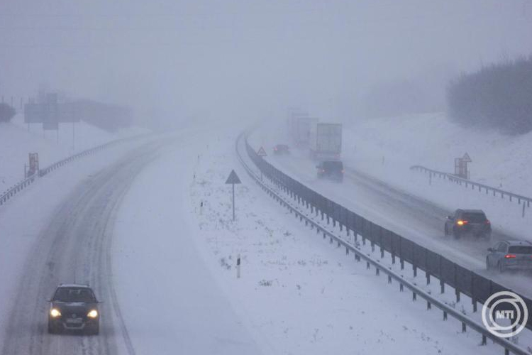 Hófúvás miatt másodfokú riasztást adott ki a HungaroMet a Dunántúlon