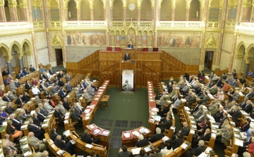 Három politikai vitával folytatja elmúlt heti ülését a parlament 