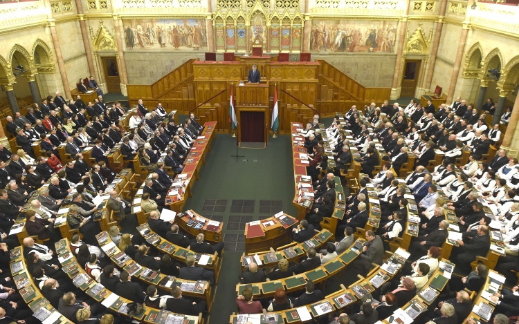 Folytatódik parlament kéthetes ülésszaka