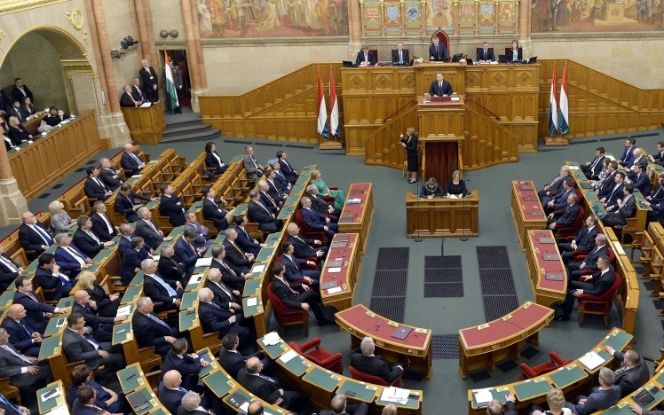 Szavazásokat követően vonul szünetre a parlament