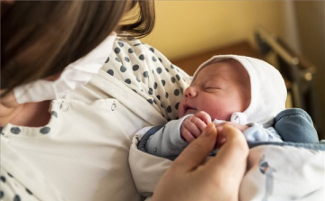 Emelkedik a csecsemőgondozási díj összege