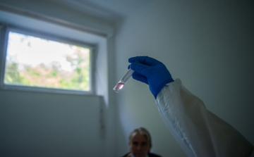 Nagy-Britanniában kezdődik a koronavírus-oltóanyag gyártása