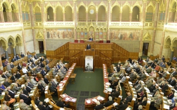 Négynapos üléssel folytatja munkáját a parlament 