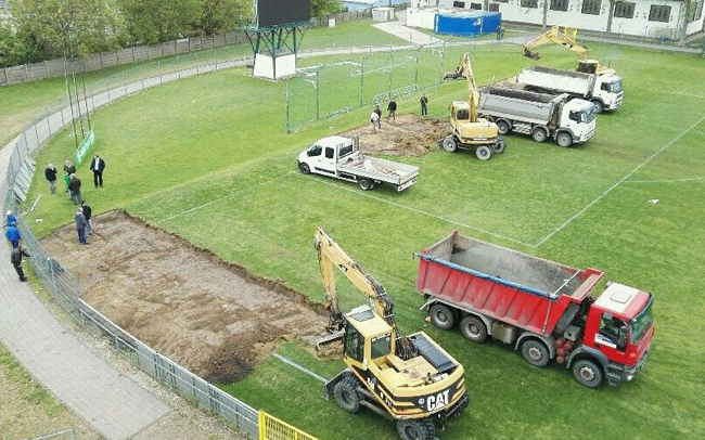 Markolók, teherautók a paksi futballstadionban