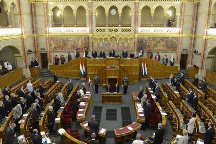 Hétnapos ülésbe kezd a parlament 
