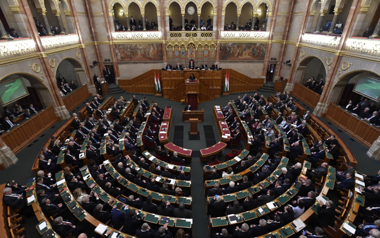 Kétnapos ülést kezd a parlament