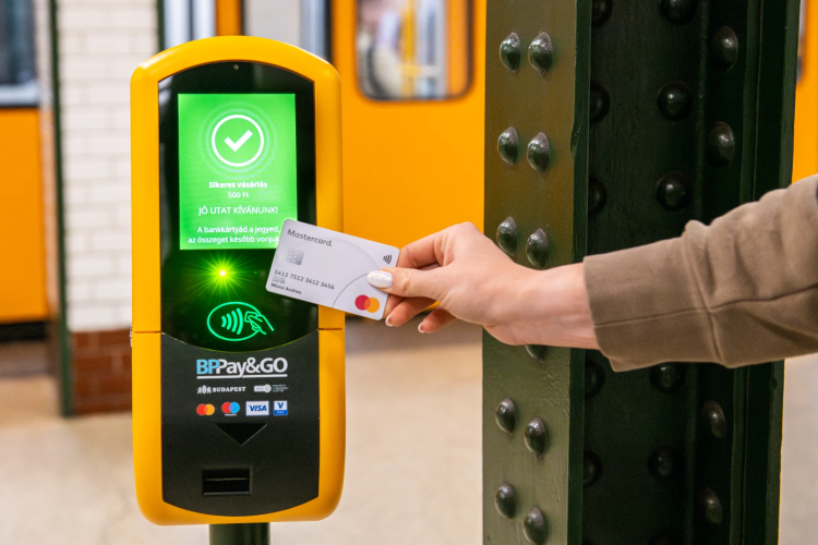 BKK: hamarosan minden metrón megjelenik az érintésmentes fizetés