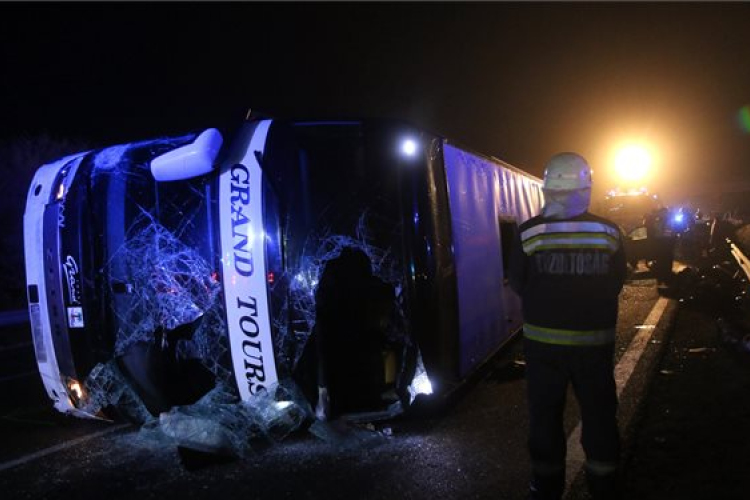 Négyre emelkedett M3-ason történt buszbaleset halálos áldozatainak száma