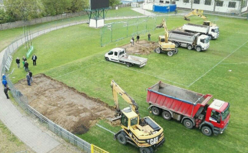 Markolók, teherautók a paksi futballstadionban