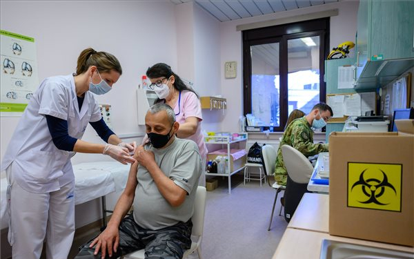 Már minden harmadik magyar megkapta az első védőoltást