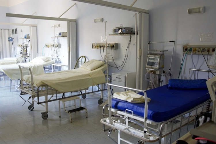 Meghalt az a nő, akit egy Covid-osztályon szurkált meg egy kínai férfi