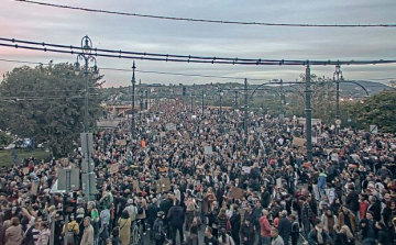 Demonstráló diákok lezárták a Margit hidat